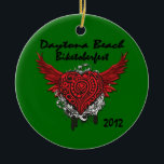 Verzierung Daytona Beach Biktoberfest 2012 Keramikornament<br><div class="desc">Hier haben wir ein Tätowierungsartherz mit Daytona Beach Biketoberfest 2012 im schwarzen Text. Diese Verzierung wird mit einem grünen Hintergrund gezeigt, welches Sie leicht ändern können, indem Sie den besonders anfertigen Knopf anklicken und dann zu redigieren Hintergrund vom Menü des Tropfens unten wählen Sie und Ihre Farbe auswählen Sie. Dieses...</div>