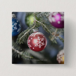 Verzierungen auf einem Weihnachtsbaum Button
