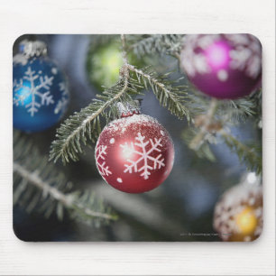 Verzierungen auf einem Weihnachtsbaum Mousepad