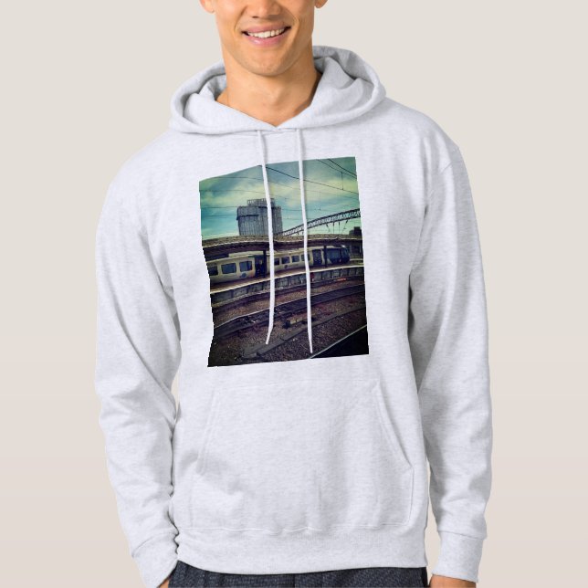 Veste À Capuche Train bleu et blanc, devant le bâtiment (Devant)