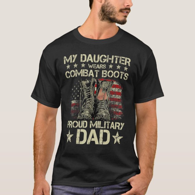 Veteran Day Meine Tochter trägt Kampfstiefel Proud T-Shirt (Vorderseite)