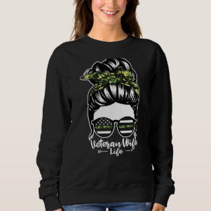 Veteran Ehefrau Life Messy Bun Hair Funny Veteran  Sweatshirt