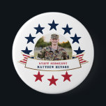 Veteran Service Foto Red White Blue Button<br><div class="desc">Ehre deinen Servicemann mit diesem patriotischen,  rot-blau-weiß-runden Knopf mit einem Single zentrierten Kreisfoto,  einem US Flagge-Banner mit Imitat-Folie und Platzhaltern für den Namen und den Rang Ihres speziellen Service-Mitarbeiters. Großartige Geschenke für Eltern und Großeltern! In anderen Größen erhältlich.</div>