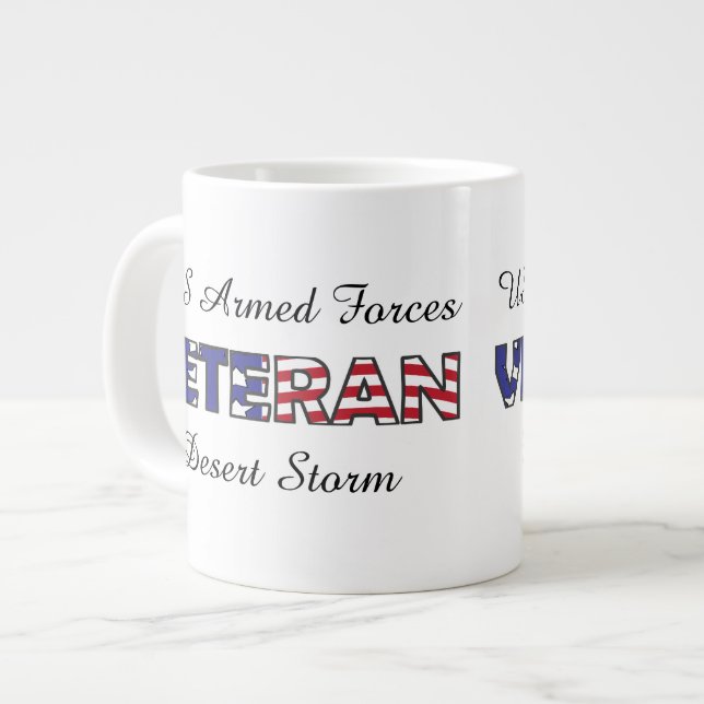 Veteran US-bewaffnete Kräfte-Militär untersucht Jumbo-Tasse (Vorderseite Links)