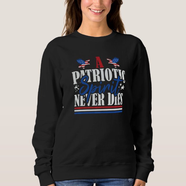 Veteran US Flag A Patriotic Spirit Never Dies   Sweatshirt (Vorderseite)