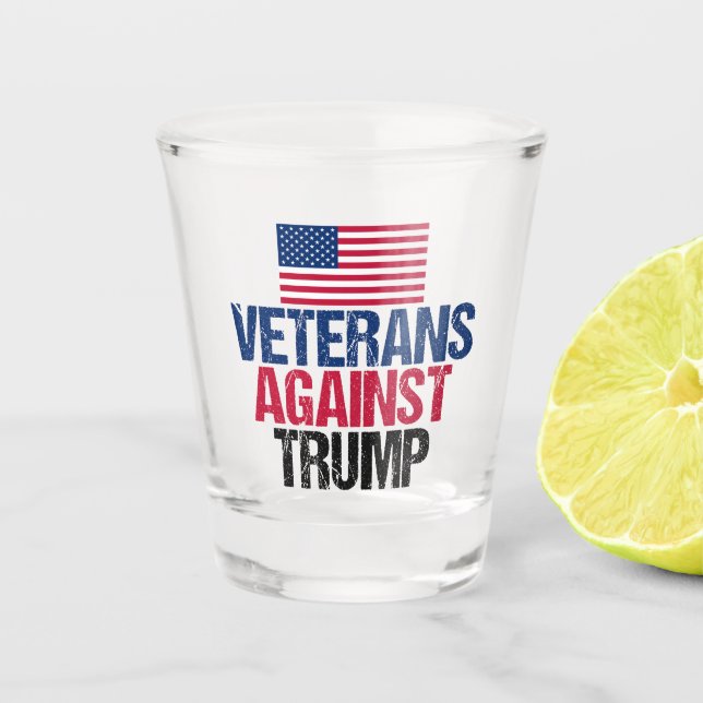 Veteranen gegen Trump - amerikanische Flagge Schnapsglas (Vorderseite)
