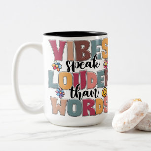 Vibes sprechen lauter als Worte Retro Groovy Typog Zweifarbige Tasse