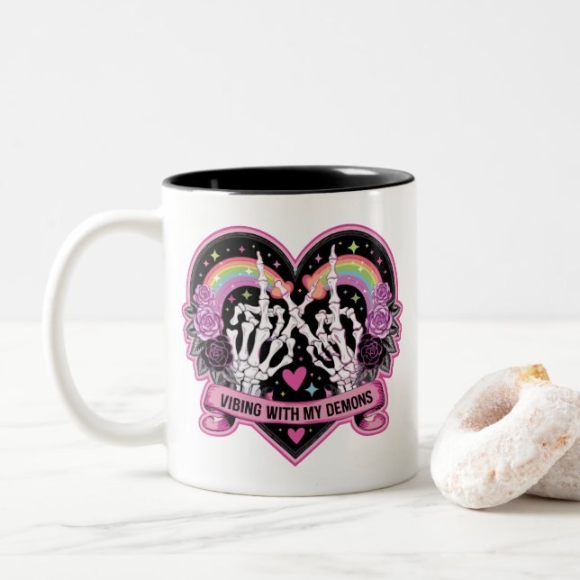 Vibing mit My Demons Zweifarbige Tasse (Mit Donut)
