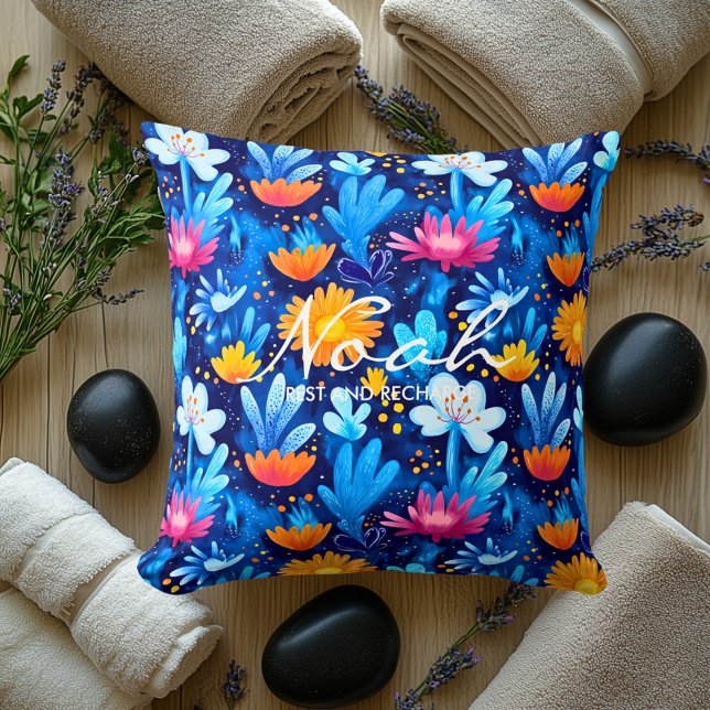 Vibrant Floral Wellness Coussin avec nom personnal (Créateur téléchargé)