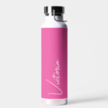 Vibrierendes Rosa und Weiß Personalisiert Trinkflasche<br><div class="desc">Diese personalisiert isolierte Flasche zeigt den Namen Ihrer Beste Freundin in einer handgeschriebenen Schrift-Typografie auf einem lebendigen fuchsienrosa Hintergrund. Ideal, um die Sommergetränke kalt behalten oder um Ihren Lieben warmes Gefühl in den kalten Monaten zu geben! Macht ein tolles Brautparty Geschenk oder ein Geschenk für Ihren besten Freund zu Weihnachten!...</div>