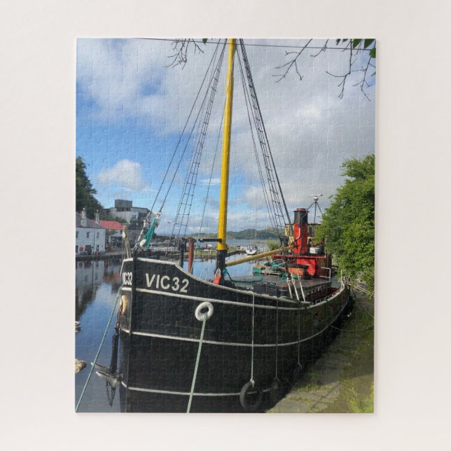 Vic32 Puffer Boat in Crinan Canal Basin, Schottlan (Vertikal)