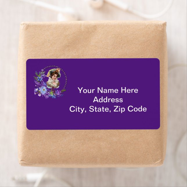 Victorian Lady Monogram Purple Étiquettes (En situation)