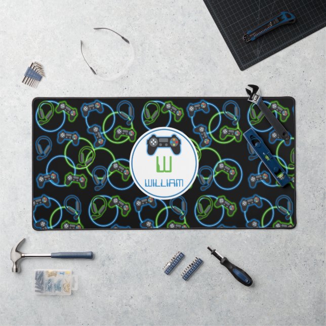 Video Game Neon Blue & Green Pattern Monogram Schreibtischunterlage (Arbeitsplatz)