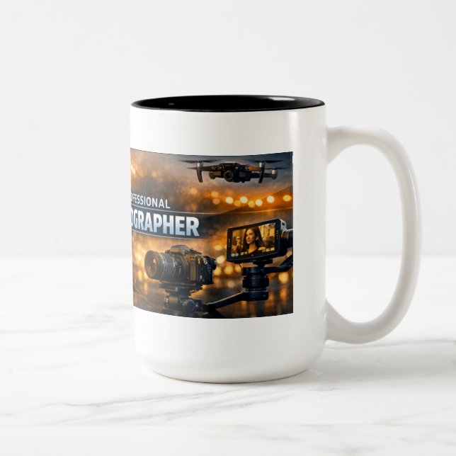 Videographer with action zweifarbige tasse (Rechts)