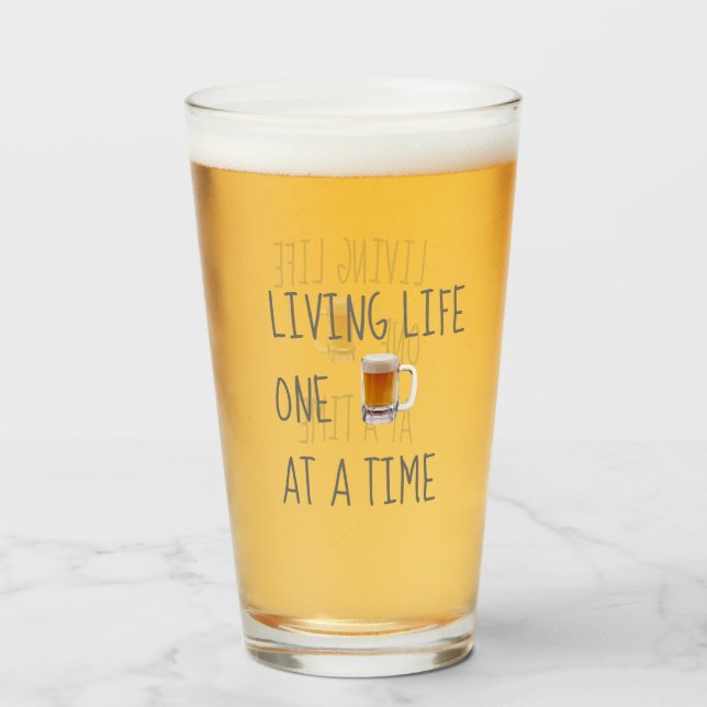Vie amusante Une bière à la fois pinte verre (Devant (rempli))