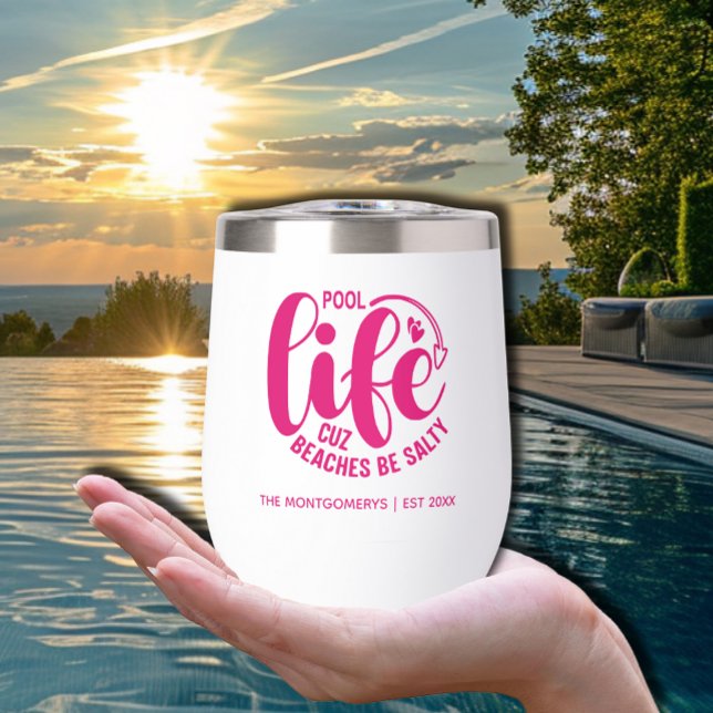 Vie de piscine rose chaud (Hot pink "Pool life cuz beaches be salty" on a thermal wine tumbler personalized with your name.)