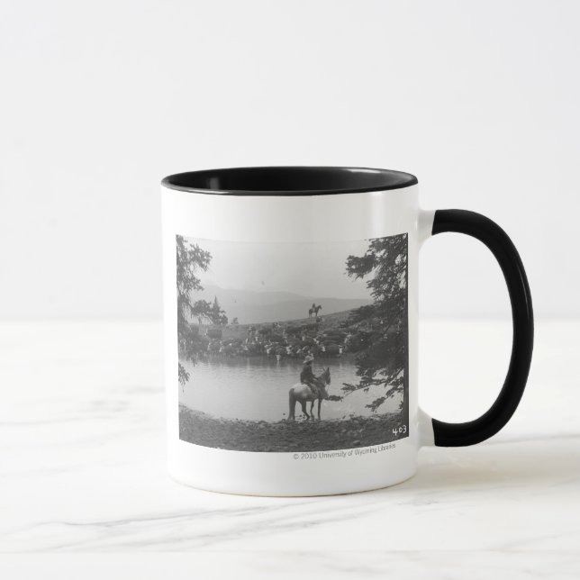 Vieh durch einen Teich mit zwei Cowboys Tasse (Rechts)