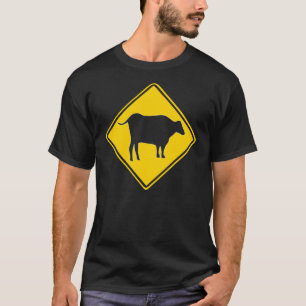 VIEH SCHÜCHTERT AUF DEM VERKEHRSSCHILD EIN T-Shirt