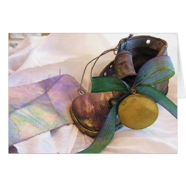 Vieille chaussure et pendentif de bébé de temps (Devant horizontal)