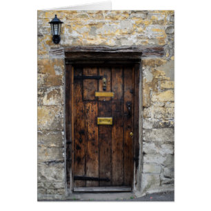 Vieille entrée principale en bois avec la lumière