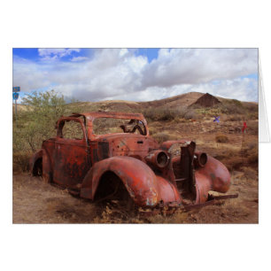 Vieille voiture se rouillant dans le paysage de