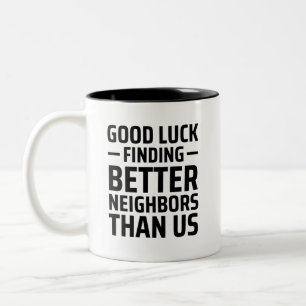 viel Glück finden bessere Nachbarn als wir Zweifarbige Tasse