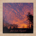 Viel Glück Name Schöne Sonnenaufgangswolken<br><div class="desc">Weiche rosa und hellorange Wolken bedecken fast einen schönen Lavendelsonnenaufgang jenseits kleiner schwarzer Bäume in der Ferne. Ein großer Kiefernbaum steht hoch in Silhouette auf der rechten Seite des Rahmens. "Viel Glück, [NAME]" ist in einem handgeschriebenen, dunkelrosa Schriftart über dem schwarzen Boden unten geschrieben. Passen Sie den Text mit Ihrem...</div>