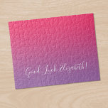 Viel Glück Name Skript Rosa bis Lila Ombré Funny<br><div class="desc">Stilvolle Himbeerrosa bis leicht lila Gradientenjigsaw Puzzle enthält "Viel Glück, [NAME]" in einem Schriftart mit weißem Skript. Personalisieren Sie den lustigen Text in der Sidebar. Das ist ein großartiges Geschenk für jemanden, der eine Herausforderung Liebe. Klicken Sie auf den Link "Rocklawn Arts", um das minimale ombré-Design auf anderen Artikeln zu...</div>