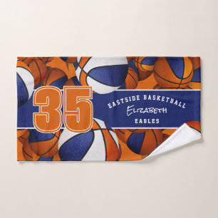 Viele Basketbälle mit blauen orangen Teamfarben Handtuch