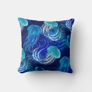 Viele blaue Quallen schwimmen unter Wasser. Nahtlo Kissen