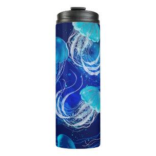 Viele blaue Quallen schwimmen unter Wasser. Seamle Thermosbecher