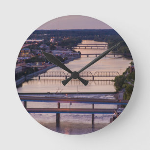 Viele Brücken überspannen den Grand River, Sonnenu Runde Wanduhr
