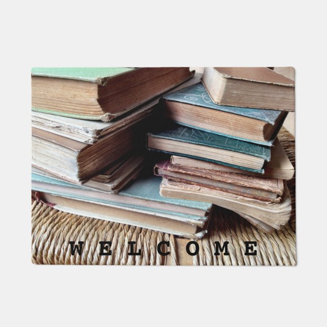 Viele Bücher auf einem alten Stuhl Fußmatte (Vorderseite)