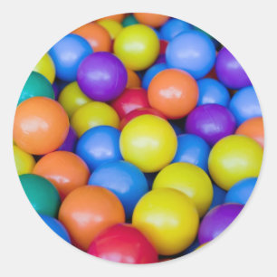 Viele bunte Plastikbälle Runder Aufkleber