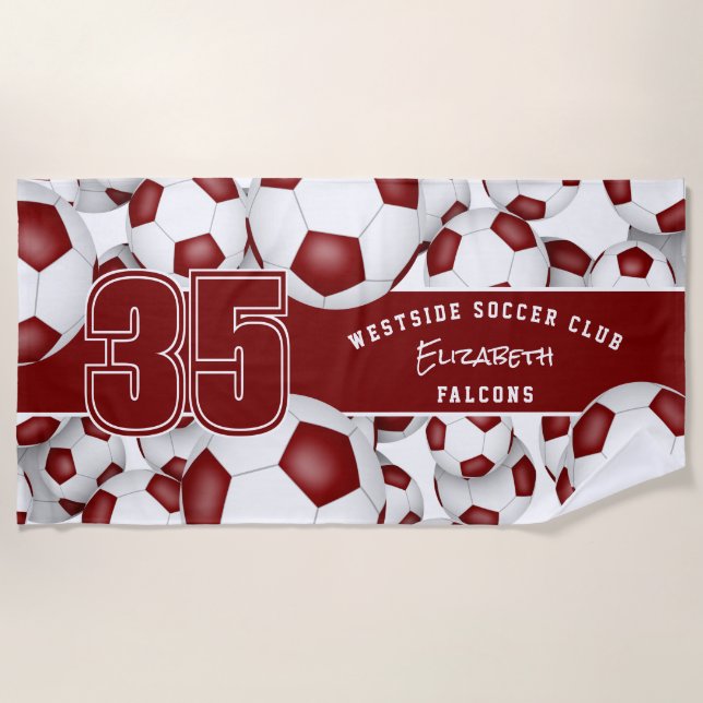 Viele Fußball-Bälle, der Teamname Maroon Strandtuch (Vorderseite)