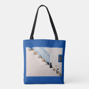 Viele Katzen auf einer weißen Treppe in einem gri Tasche