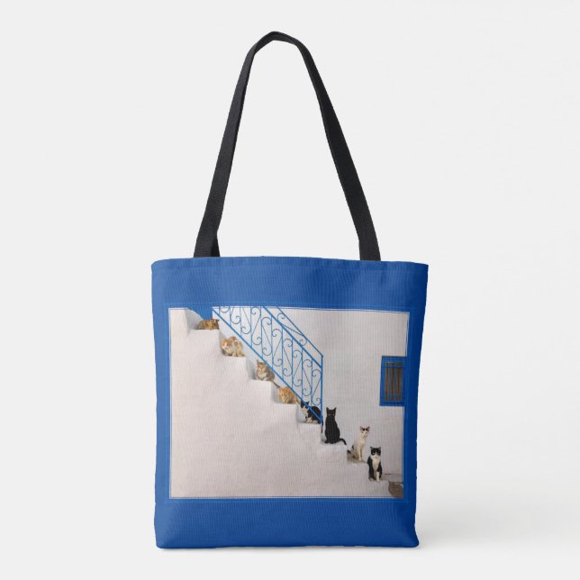 Viele Katzen auf einer weißen Treppe in einem grie Tasche (Rückseite)