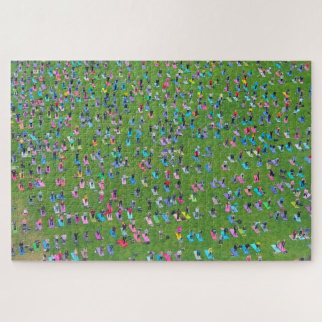 Viele Leute, die Yoga zusammen von oben machen (Horizontal)