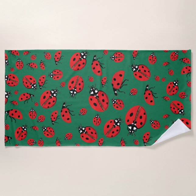 Viele Red Ladybugs Lucky Pattern Green Strandtuch (Vorderseite)