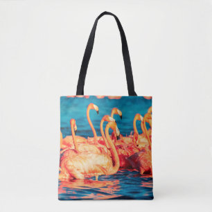Viele rosa Korallen schöne wilde Flamingos in bla Tasche
