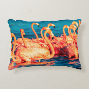 Viele rosa Korallen schöne wilde Flamingos in blau Dekokissen