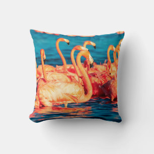 Viele rosa Korallen schöne wilde Flamingos in blau Kissen