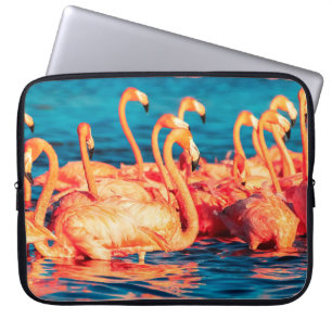 Viele rosa Korallen schöne wilde Flamingos in blau Laptopschutzhülle