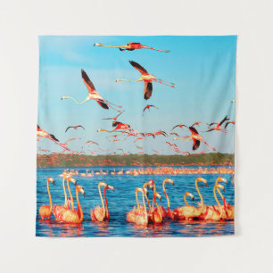 Viele rosa schöne Flamingos in schönem Blau  Wandteppich