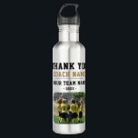 Vielen Dank Coach Team Name Foto Edelstahlflasche<br><div class="desc">Vielen Dank Coach Team Name Foto Stahlwasserflasche. Personalisieren Sie Ihr Foto mit Ihrem Coach, Teamname, Teamname und Jahr. Sie können jeden Text auf der Flasche ändern oder löschen. Ein tolles Geschenk und ein Sake für einen Fußballtrainer! Das Team sollte die nicht entworfenen Bereiche mit einem festen Marker für einen guten...</div>