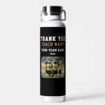 Vielen Dank Coach Team Name Foto Trinkflasche<br><div class="desc">Vielen Dank Coach Team Name Foto Wasser Flasche. Personalisieren Sie Ihr Foto mit Ihrem Coach,  Teamname,  Teamname und Jahr. Sie können jeden Text auf der Flasche ändern oder löschen. Ein tolles Geschenk und ein Sake für einen Fußballtrainer!</div>