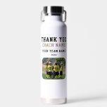 Vielen Dank Coach Team Name Foto Trinkflasche<br><div class="desc">Vielen Dank Coach Team Name Foto Wasser Flasche. Personalisieren Sie Ihr Foto mit Ihrem Coach, Teamname, Teamname und Jahr. Sie können jeden Text auf der Flasche ändern oder löschen. Ein tolles Geschenk und ein Sake für einen Fußballtrainer! Das Team sollte die nicht entworfenen Bereiche mit einem festen Marker für einen...</div>