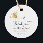Vielen Dank für Bee-ing here Gold Bee Favor Tag Geschenkanhänger<br><div class="desc">Fügen Sie diese hübschen Anhänger zu Ihrem Baby-Duschvorteil hinzu,  der Sie mit oder in der Brautbadewanne oder Babydusche Ihres Kindes benutzen können. Mit einer Vintagen Biene mit Wabenmuster auf der Rückseite. Fügen Sie Ihre Veranstaltung,  Ihren Namen und Ihr Datum hinzu.</div>