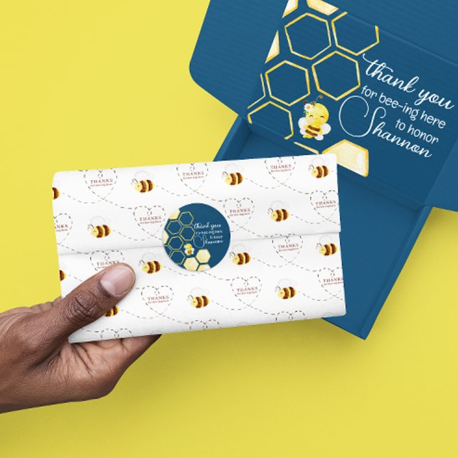 Vielen Dank für das Bee-ing Here Baby Shower Stick Runder Aufkleber (Thank your baby shower guests with this cute, "Thanks for bee-ing here" stickers! )