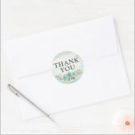 Vielen Dank, Rustic Wood Turquoise Floral Rose Runder Aufkleber<br><div class="desc">Vielen Dank im Stil mit Hütte Flair! Sehr charmantes Hütte-Chic-Stil mit gepflegtem Holz gepaart mit traditionellen Bauernhäusern Rose... was könnte süßer sein?! Ein wunderschönes, spielerisches Aquablau verleiht diesem Shabby Chic einen Vintagen Ton. Dieses Design ist eine schöne Wahl für eine Bauernhochzeit. ・ Koordinieren Sie es! Durchsuchen Sie die Creative Hütte...</div>